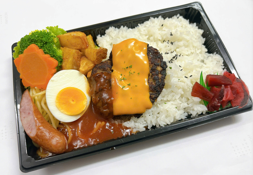  06月03日 （火） : ベトナム子供の日『 直火焼き！ハンバーグ 』チーズナポリタンソース弁当  (バナナケーキ付) 