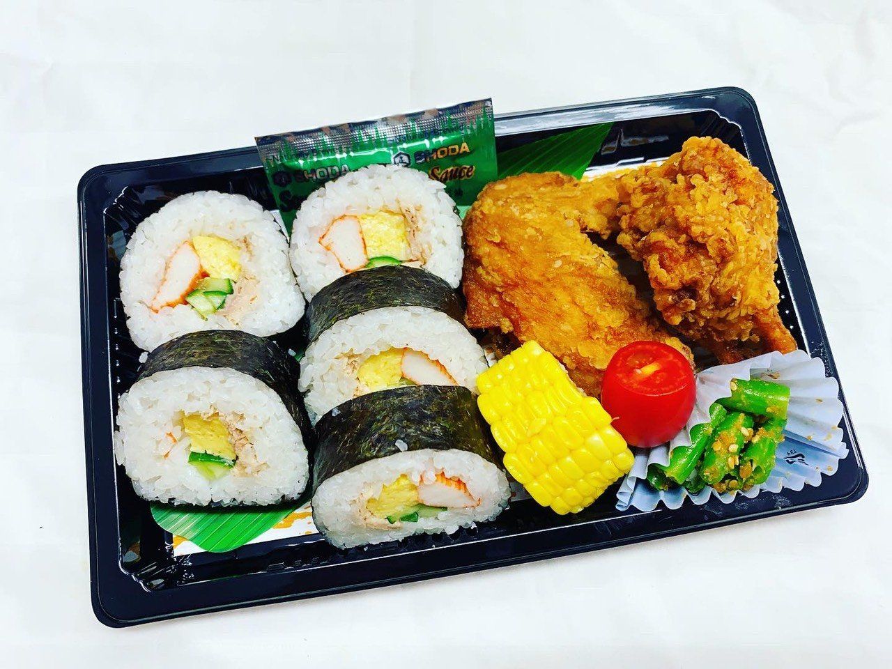 05月27日のお弁当 （火）元気！！『 サラダ巻き寿司 』と「 手羽の塩唐揚げ 」弁当 　 (エクレア付) 