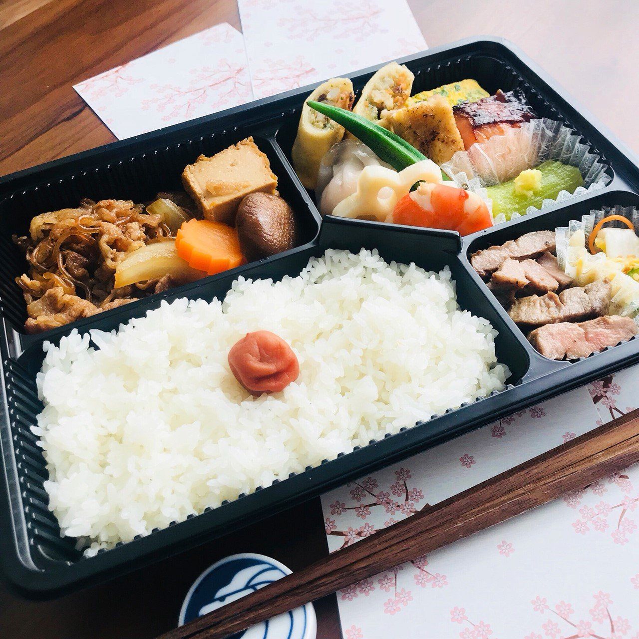  牛すき焼き・やわらか牛タン塩焼き 季節の野菜煮付け・海老焼売＆サケの塩焼き 