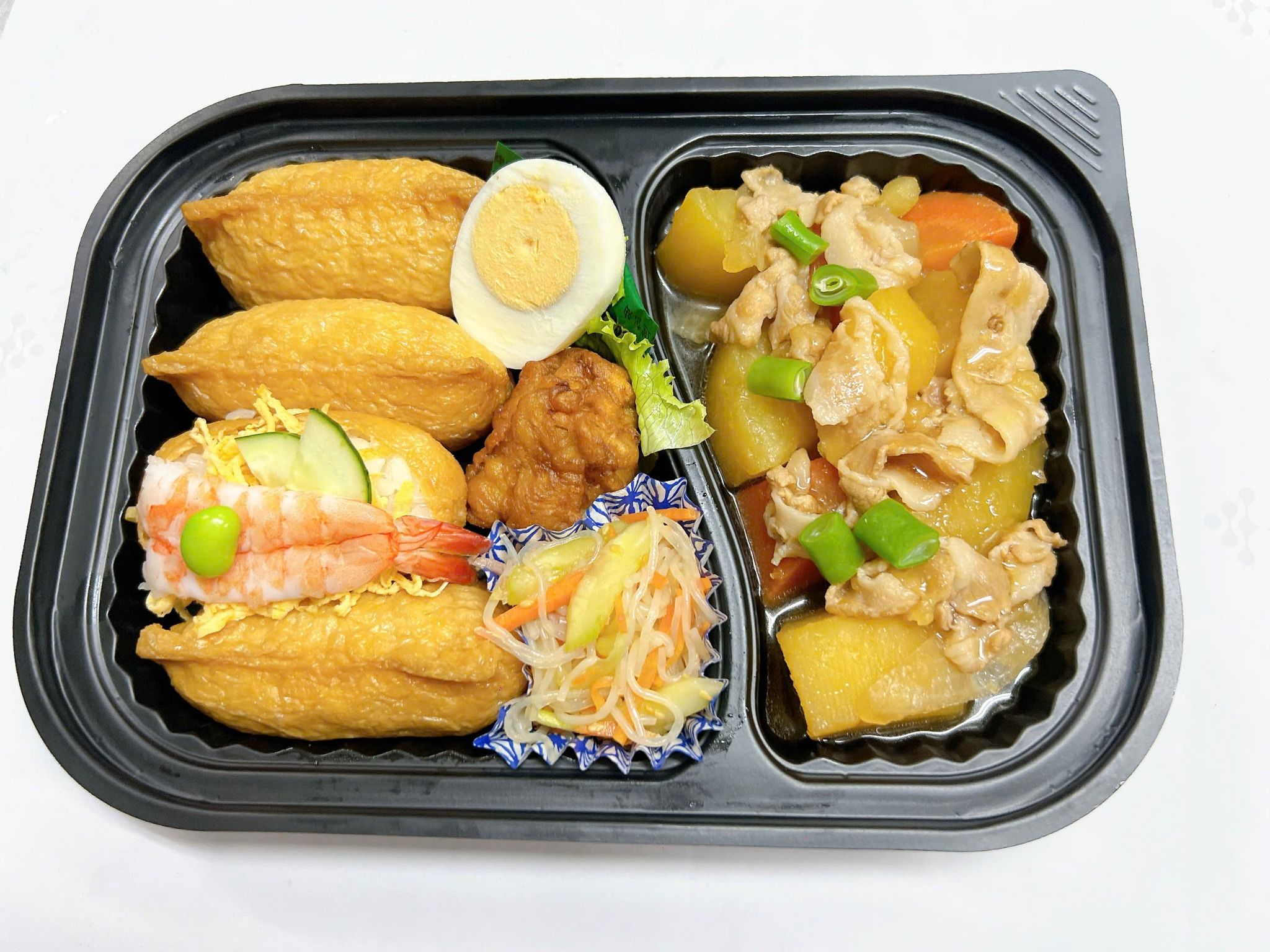  Ngày 24/04 (Thứ Năm) : Cơm inari sushi với thịt gà chiên và thịt lợn hầm khoai tây ( kèm bánh xu kem) 