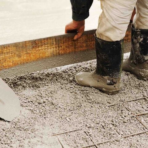 Giải pháp hỗ trợ tháo ván khuôn bê tông