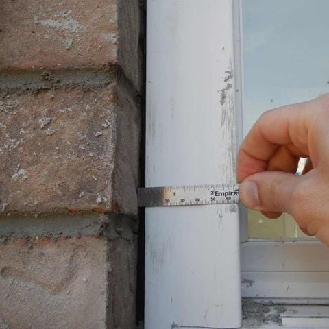 Xử lý trám kín khe tiếp giáp, khe hở có độ rộng từ 1 -2 cm