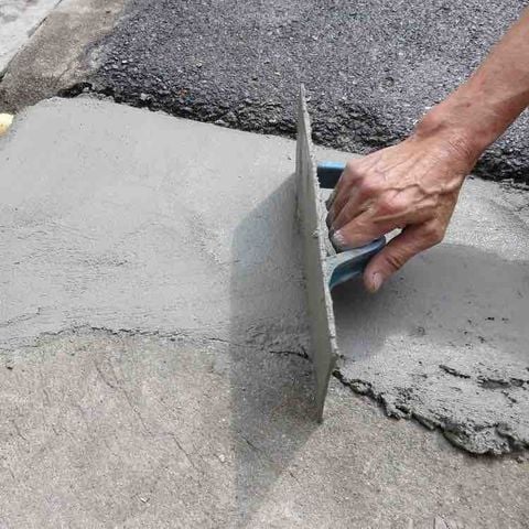 Sửa chữa bề mặt bê tông bị rỗ, vỡ