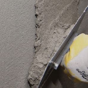 Xử lý trám kín các vết lỗ rỗ, tạo bề mặt thẩm mỹ trên sàn, tường