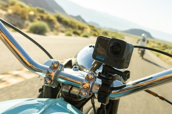 GoPro 12 được tích hợp ngàm kết nối kép Folding Fingers