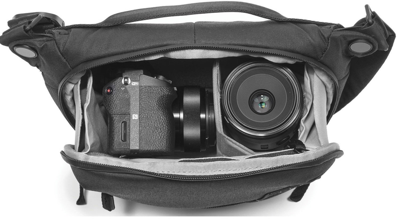 Peak Design Everyday Sling v2 3L chứa nhiều thiết bị