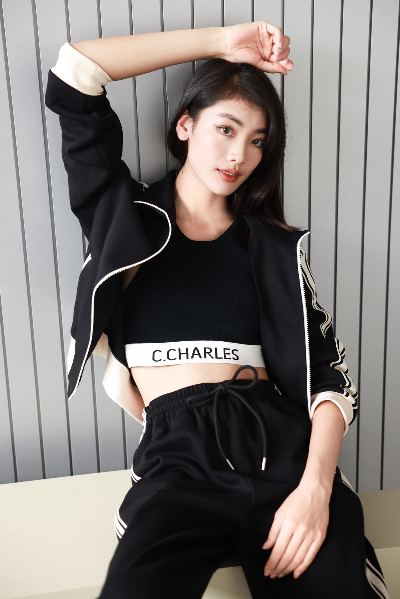  Bộ áo khoác và quần đen sọc trắng set 