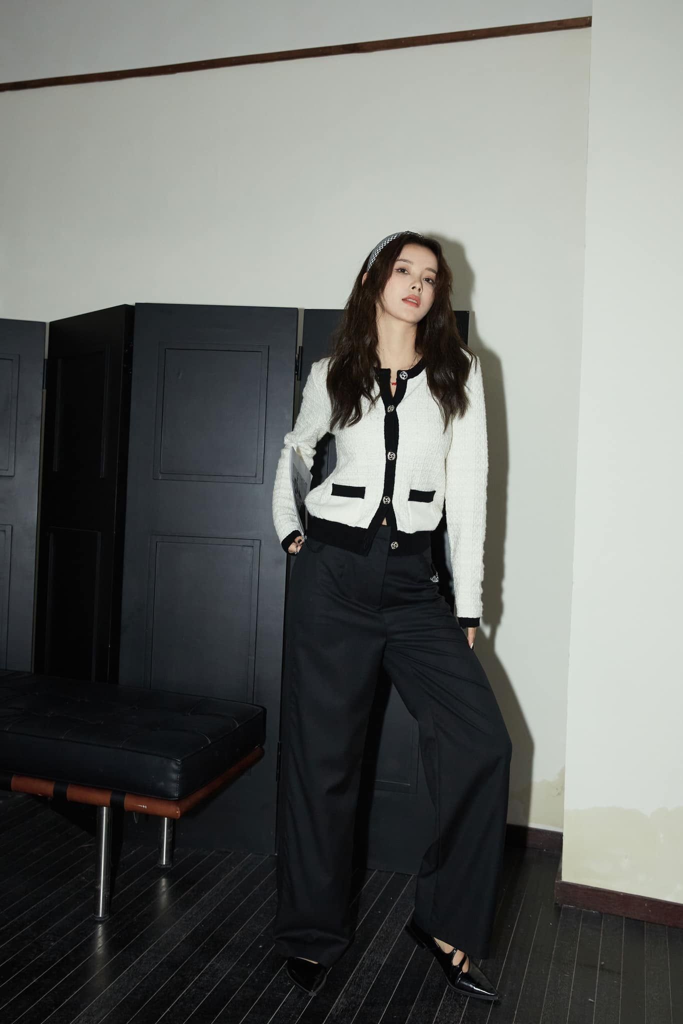  CDG trắng viền đen, cúc đính đá 