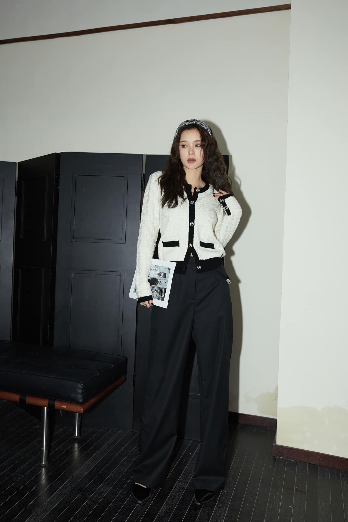  CDG trắng viền đen, cúc đính đá 