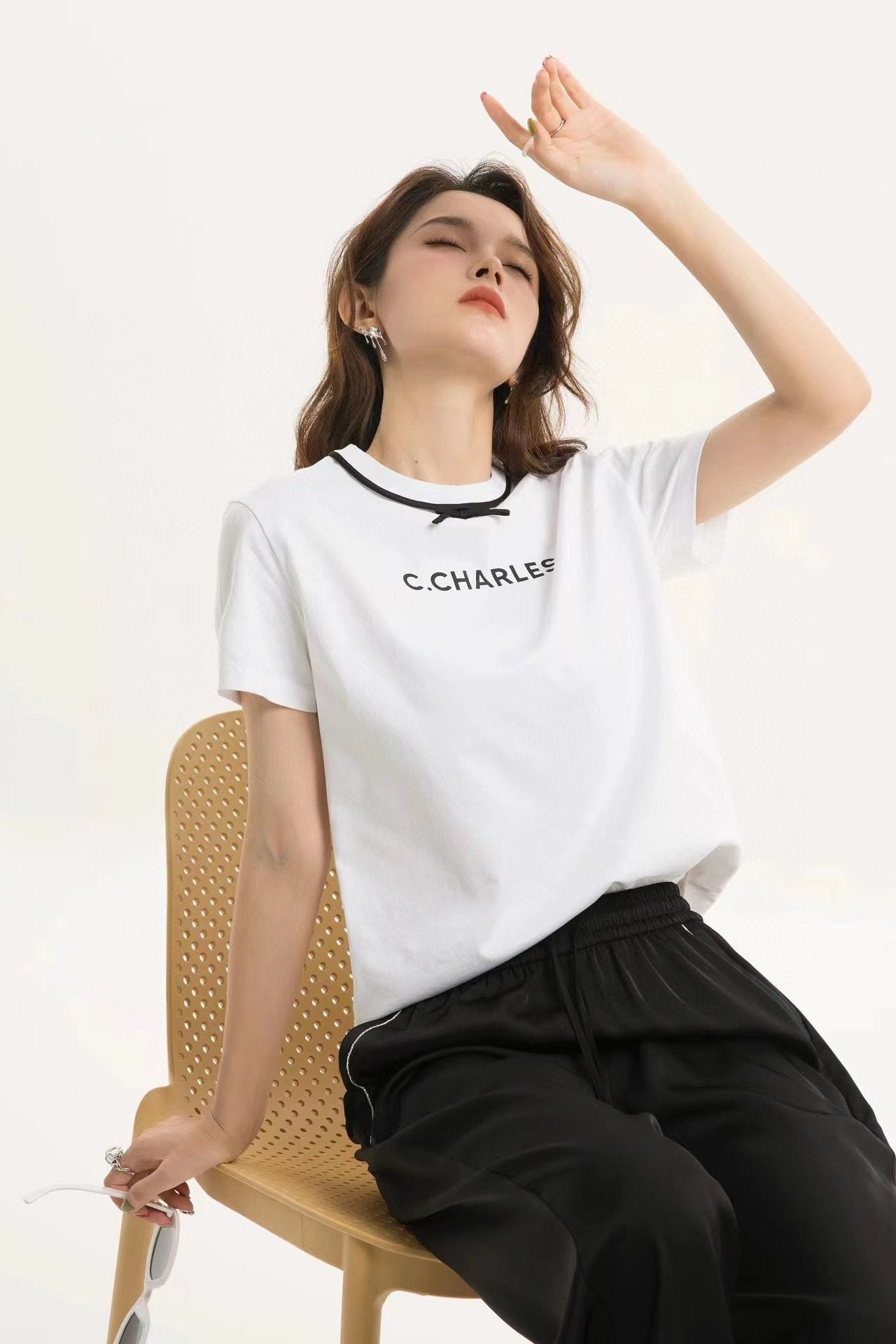  Áo phông trắng, nơ đen 