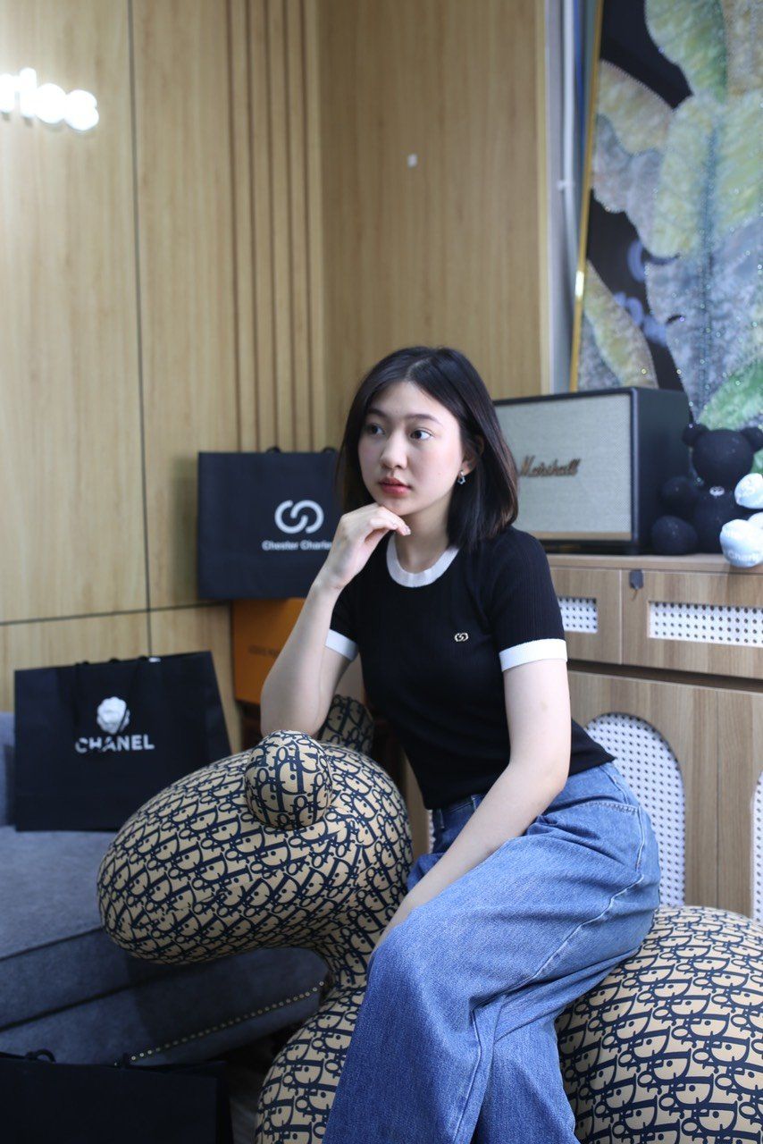  Áo ngắn tay đen, cổ tròn viền trắng 