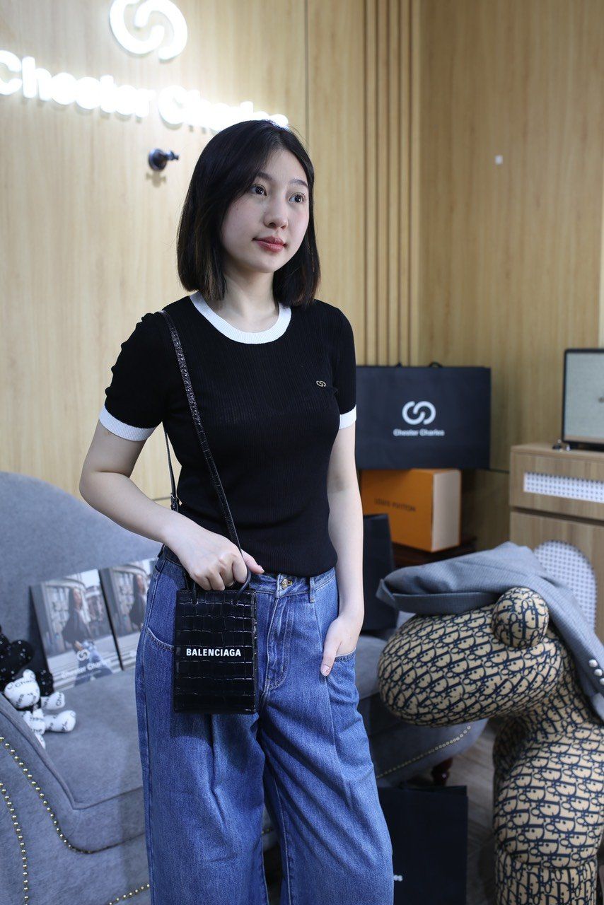  Áo ngắn tay đen, cổ tròn viền trắng 