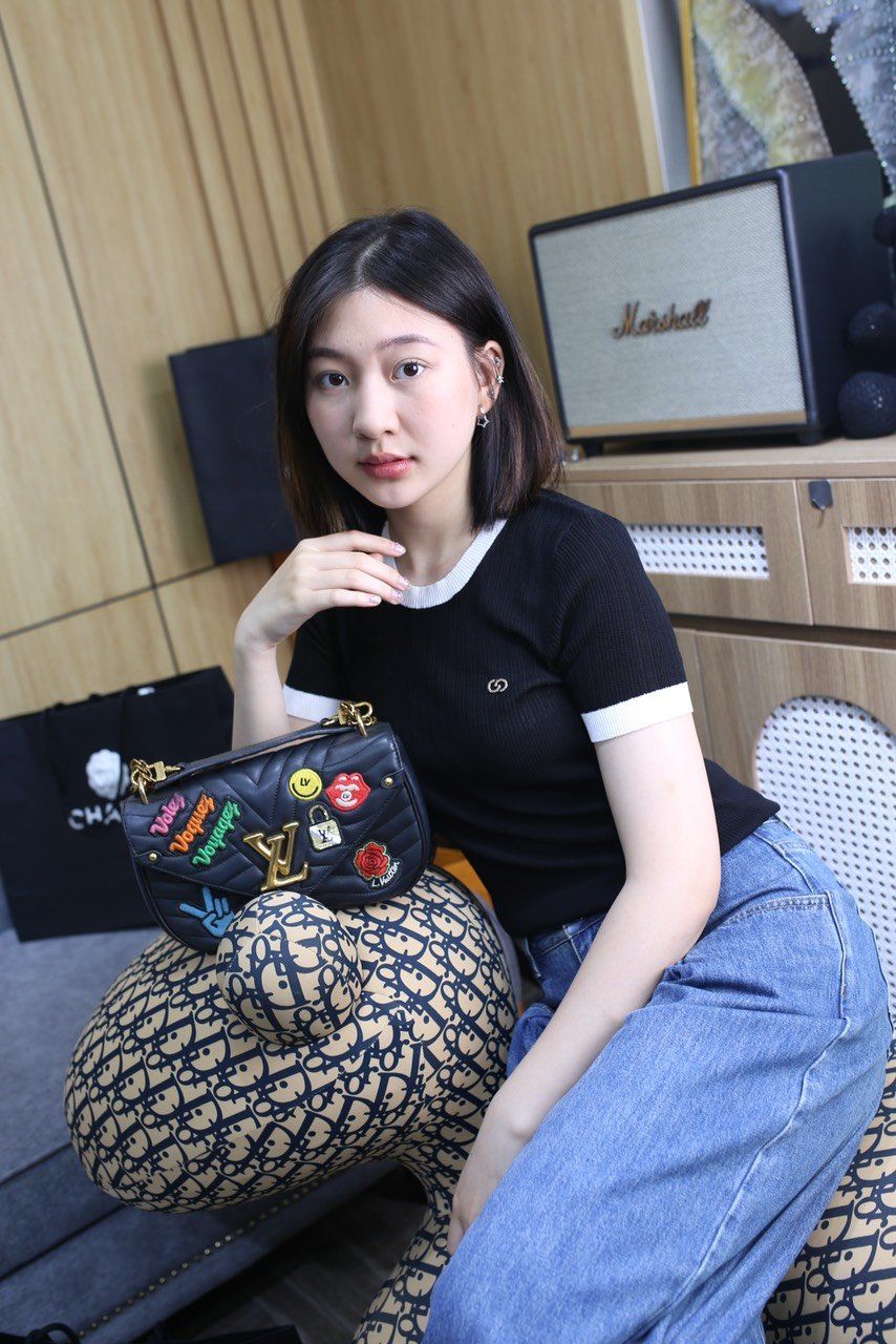  Áo ngắn tay đen, cổ tròn viền trắng 