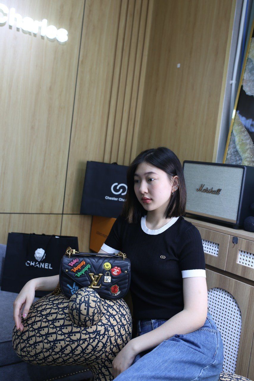  Áo ngắn tay đen, cổ tròn viền trắng 