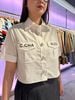  Áo sơmi trắng cúc ngọc, túi chữ 