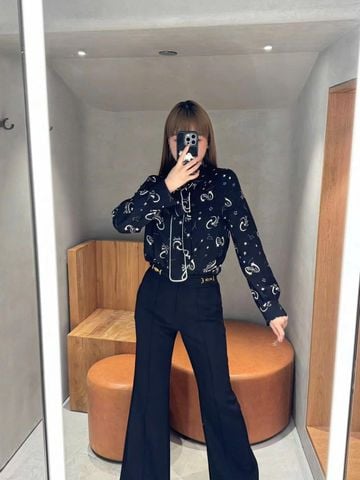  1.Sơ mi lụa đen hoạ tiết 