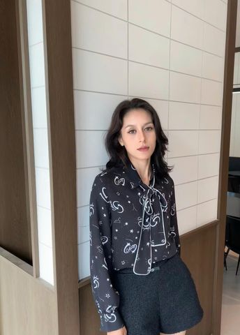  2.Sơ mi lụa đen hoạ tiết 