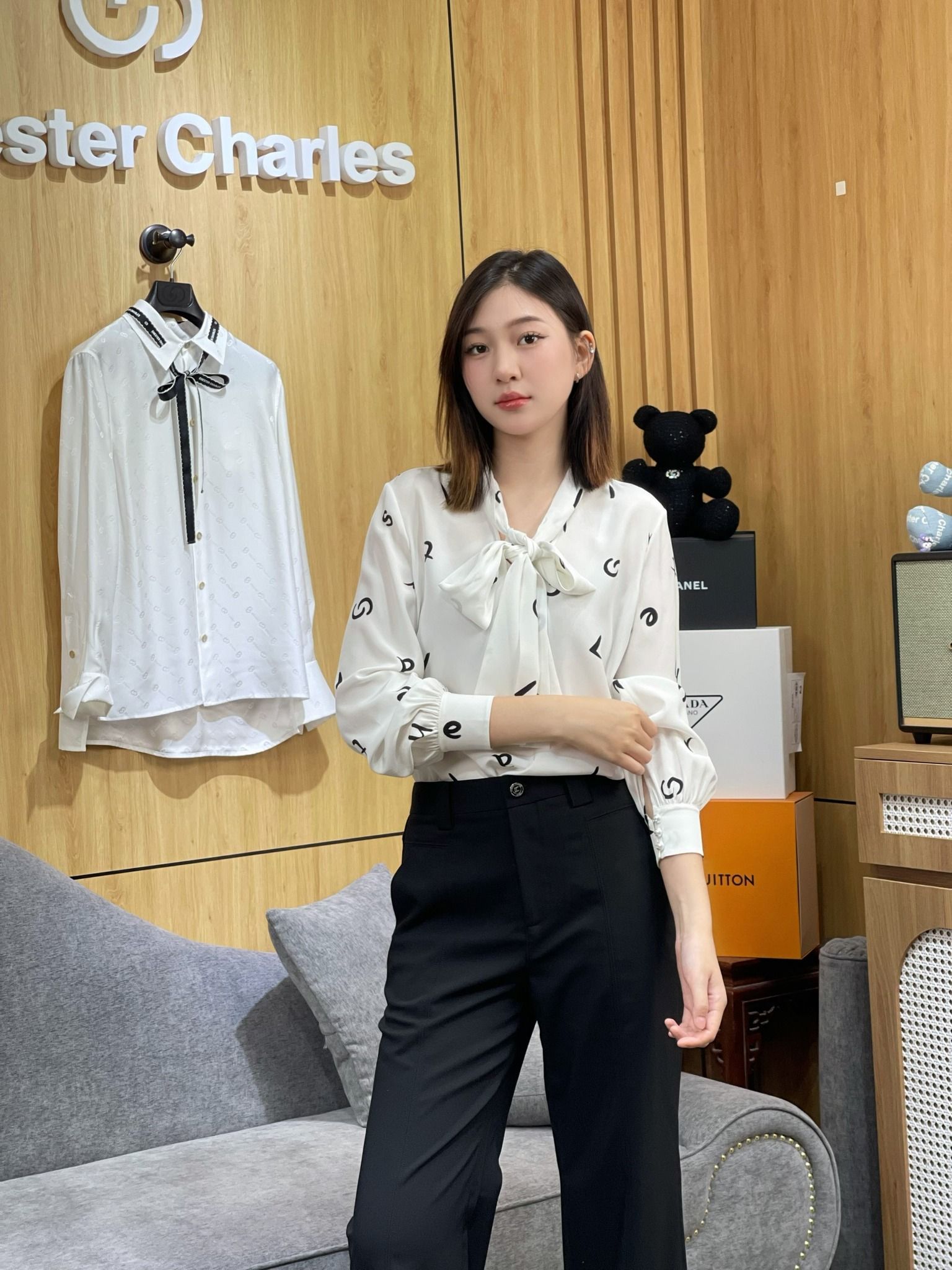  Sơ mi lụa chữ, cổ thắt nơ 