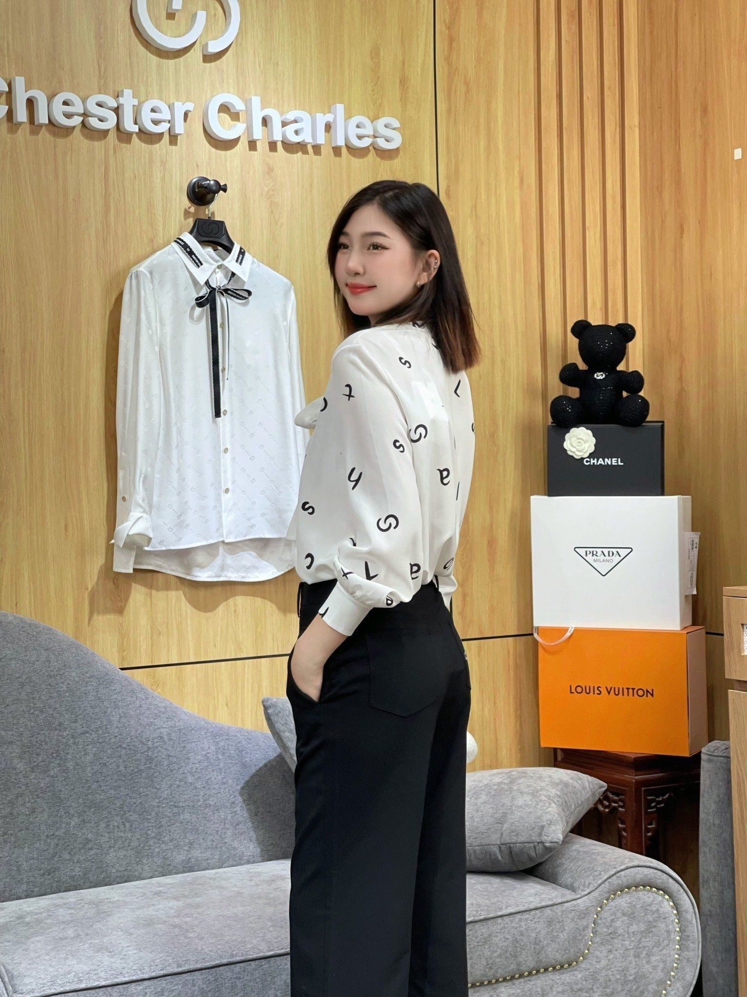  Sơ mi lụa chữ, cổ thắt nơ 