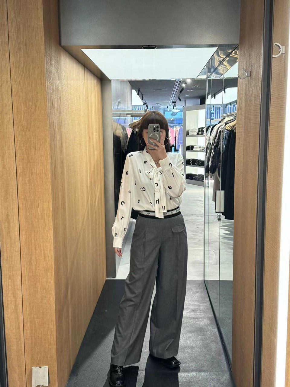  Sơ mi lụa chữ, cổ thắt nơ 