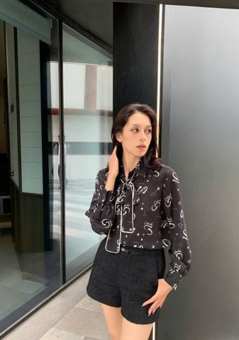  2.Sơ mi lụa đen hoạ tiết 