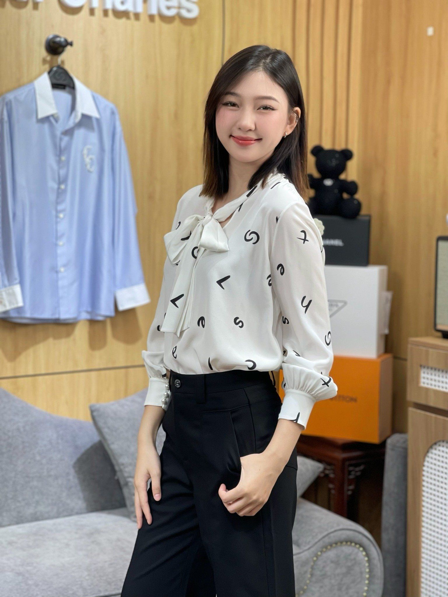 Sơ mi lụa chữ, cổ thắt nơ 