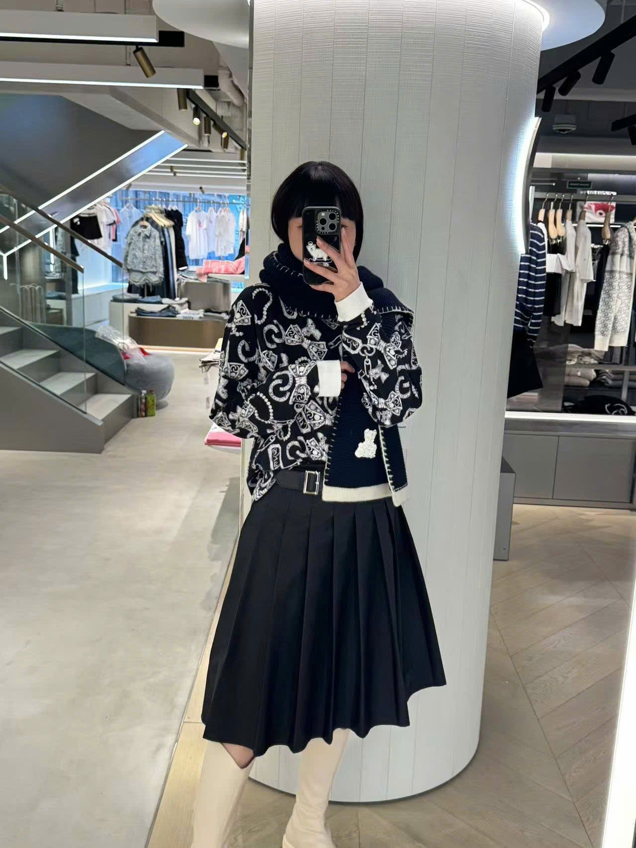  Áo đen dài tay - hoạ tiết nơ 