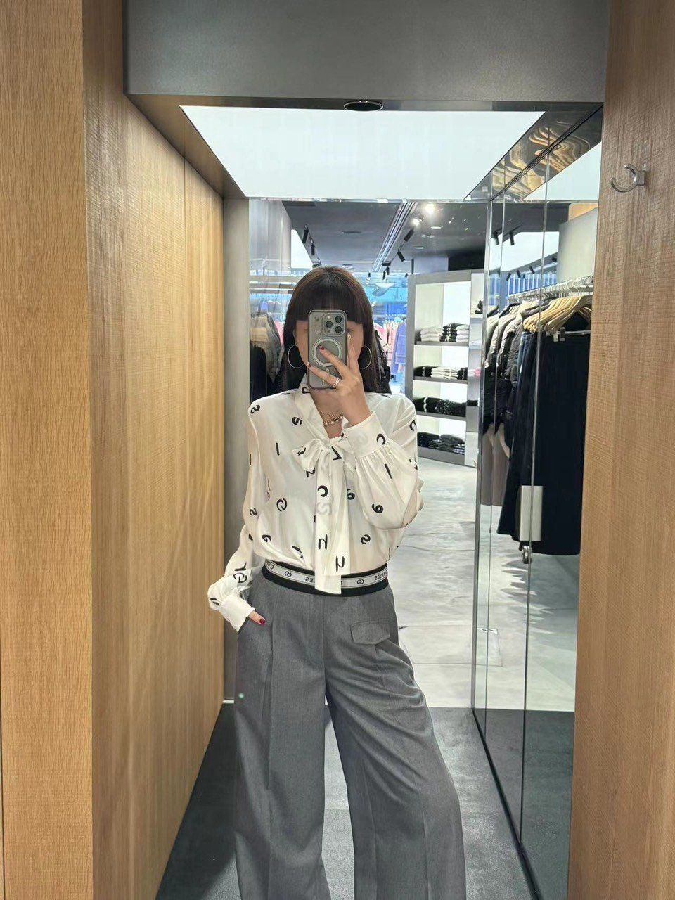  Sơ mi lụa chữ, cổ thắt nơ 