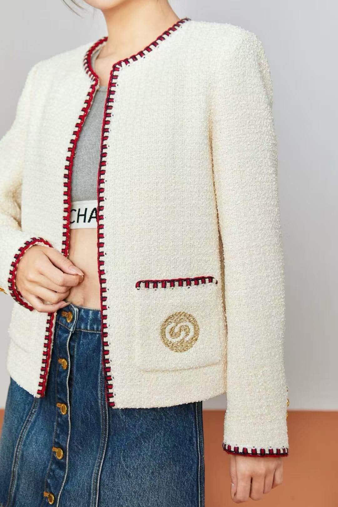  2.Áo dạ viền đỏ 