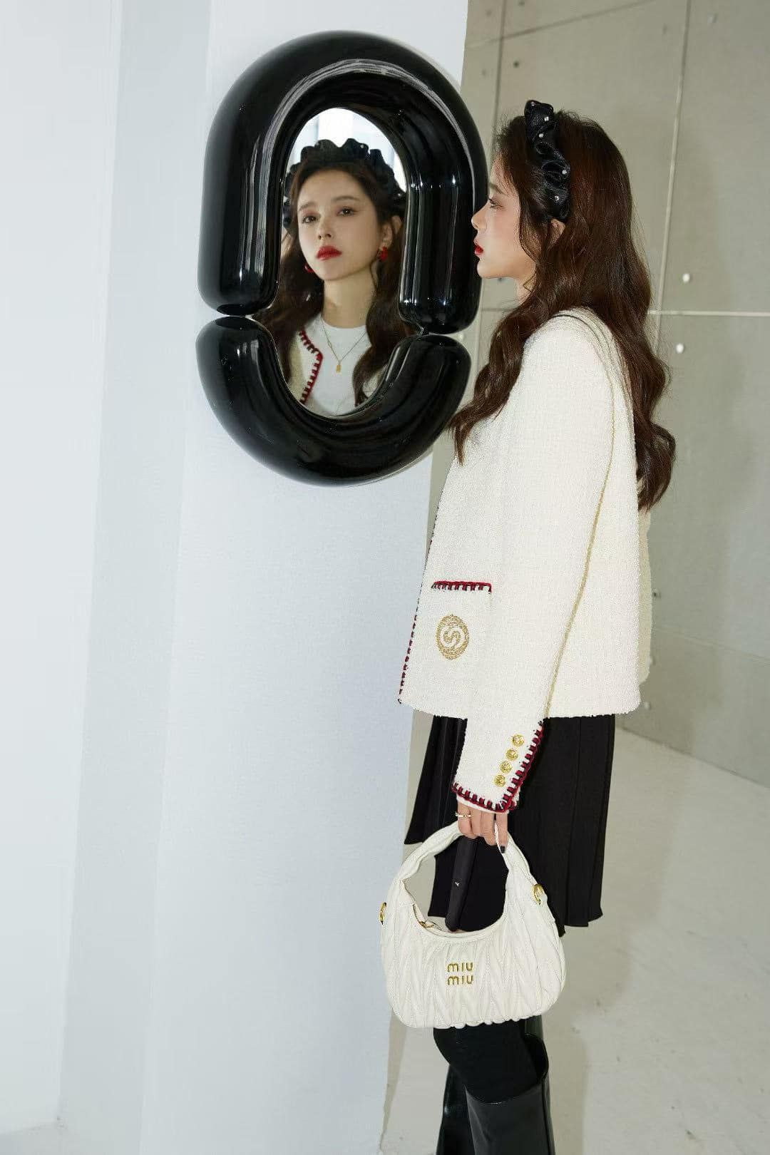  2.Áo dạ viền đỏ 