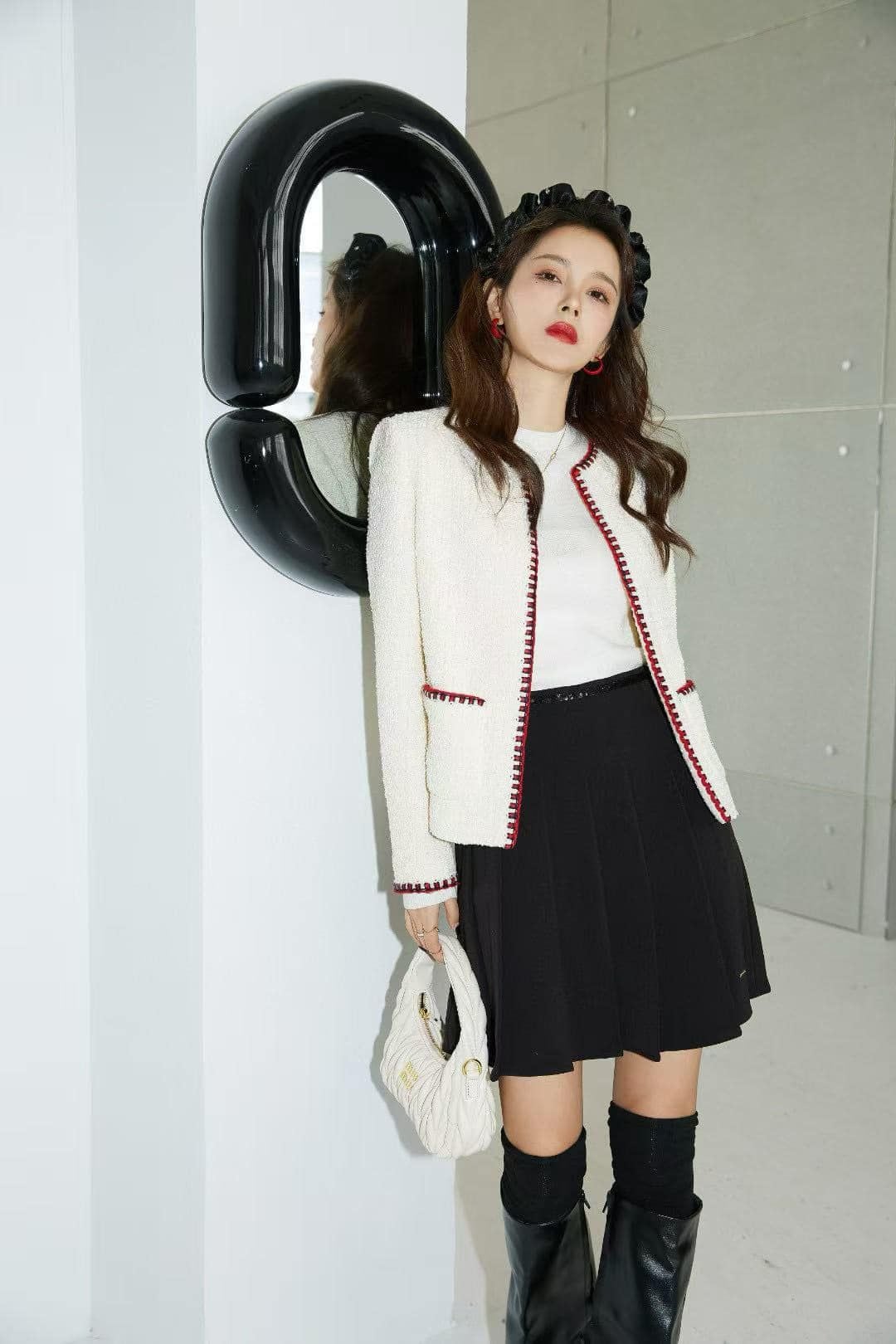  2.Áo dạ viền đỏ 