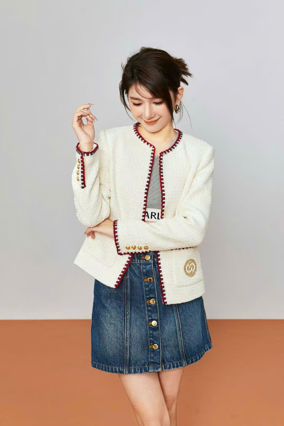  2.Áo dạ viền đỏ 