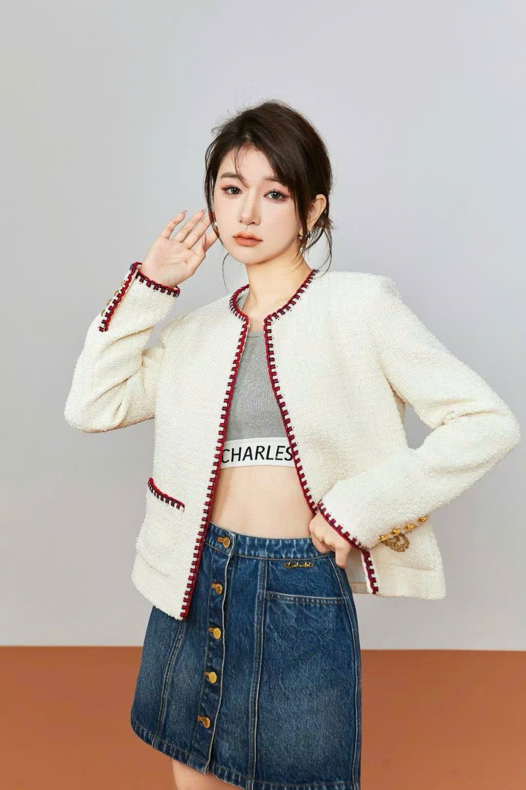  2.Áo dạ viền đỏ 