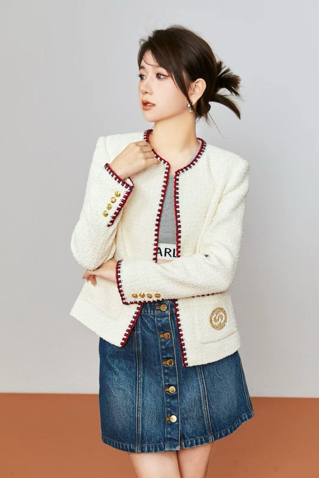  2.Áo dạ viền đỏ 