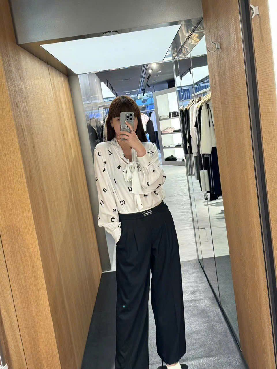  Sơ mi lụa chữ, cổ thắt nơ 