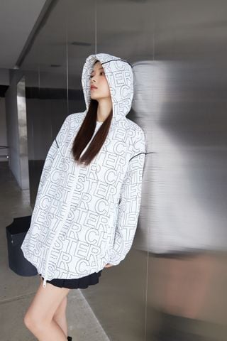  Áo gió trắng họa tiết chữ Chester 