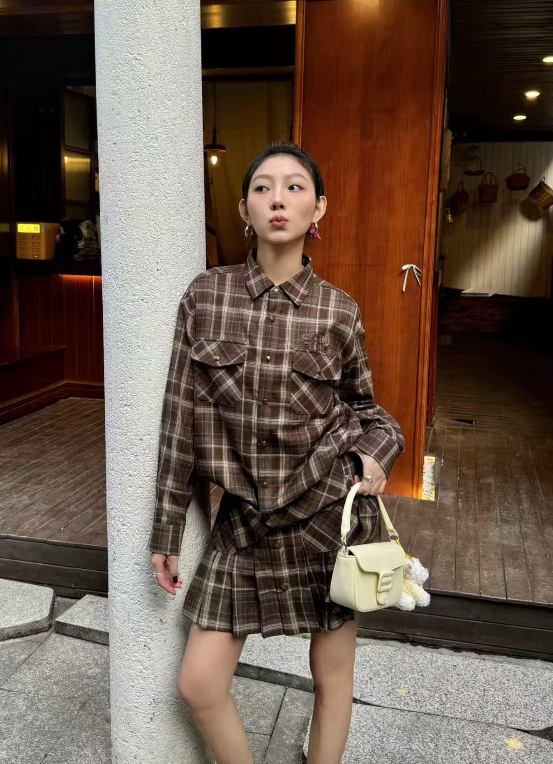  Áo kẻ caro nâu - 2 túi trước 