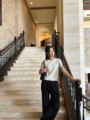  Áo thun trắng hoạ tiết vạt ngắn tay, cổ tròn khoá zip 