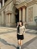  Áo CDG kem sáng kẻ ngang, cổ tròn viền đen 