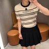  Áo ngắn tay kem sáng kẻ ngang, cổ viền đen 