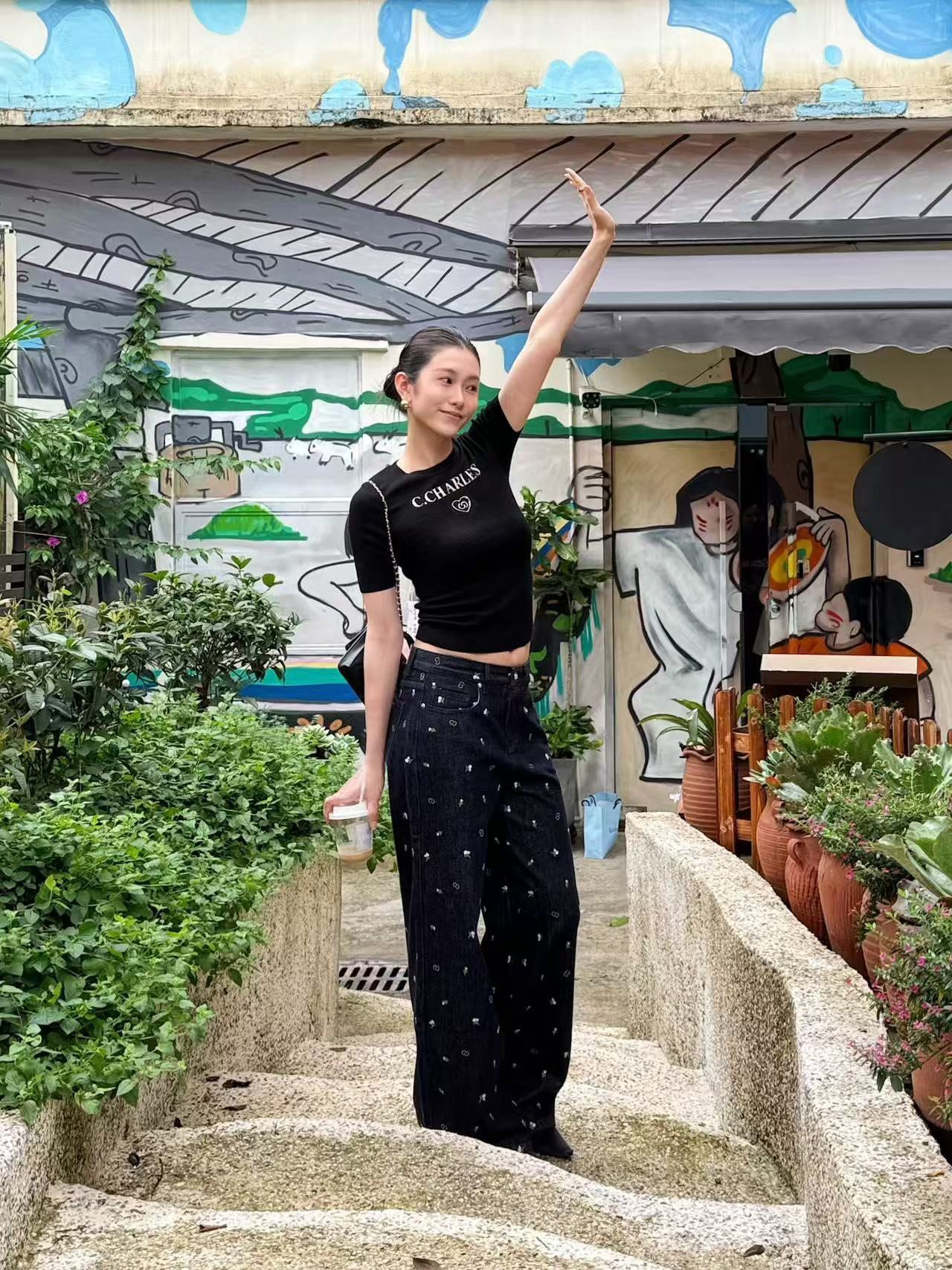 Áo đen len tăm ngắn tay -chữ CC ngực 
