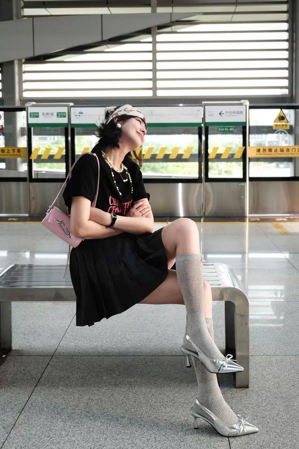  Áo Phông đen gấu đôi chìm Chữ Chester Hồng 