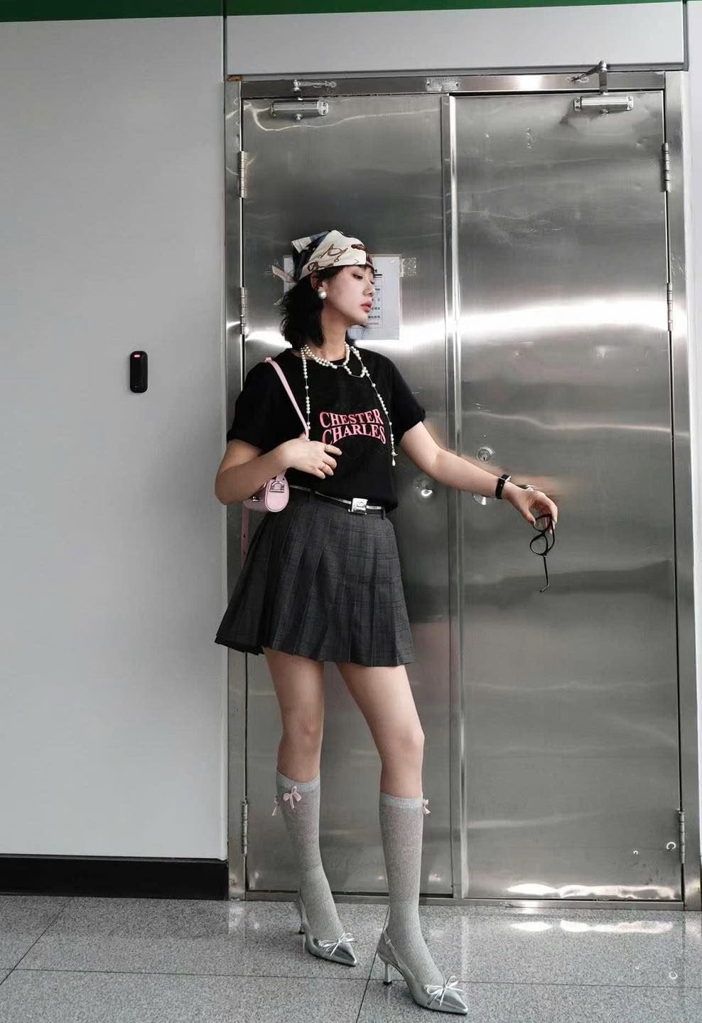  Áo Phông đen gấu đôi chìm Chữ Chester Hồng 