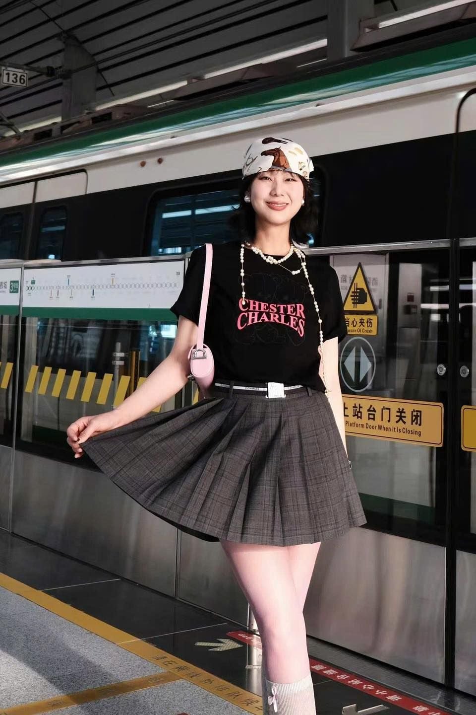  Áo Phông đen gấu đôi chìm Chữ Chester Hồng 