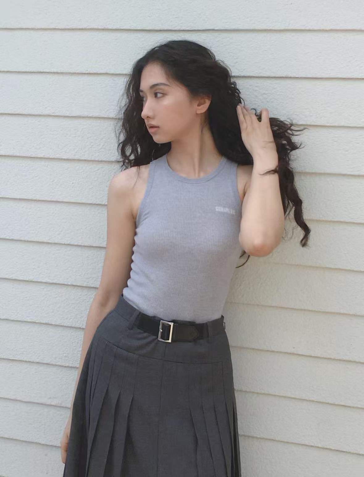  Áo ba lỗ màu xám- chữ C.Charles trắng trái 