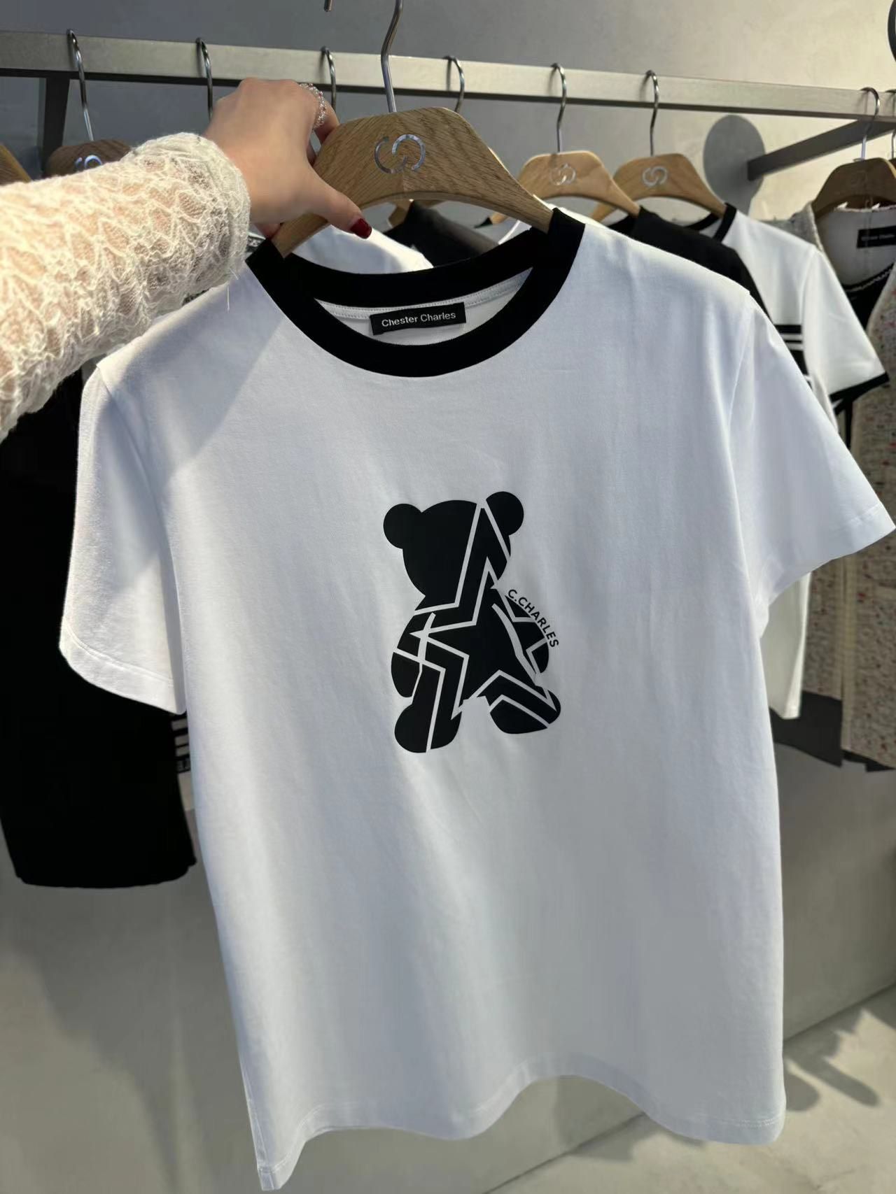  Áo T- shirt trắng gấu đen 