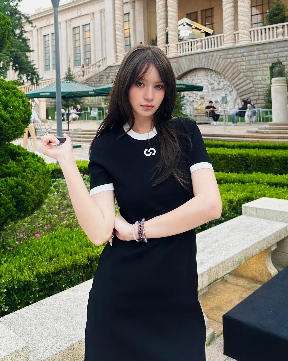  Váy thun gân đen ôm logo ngực 