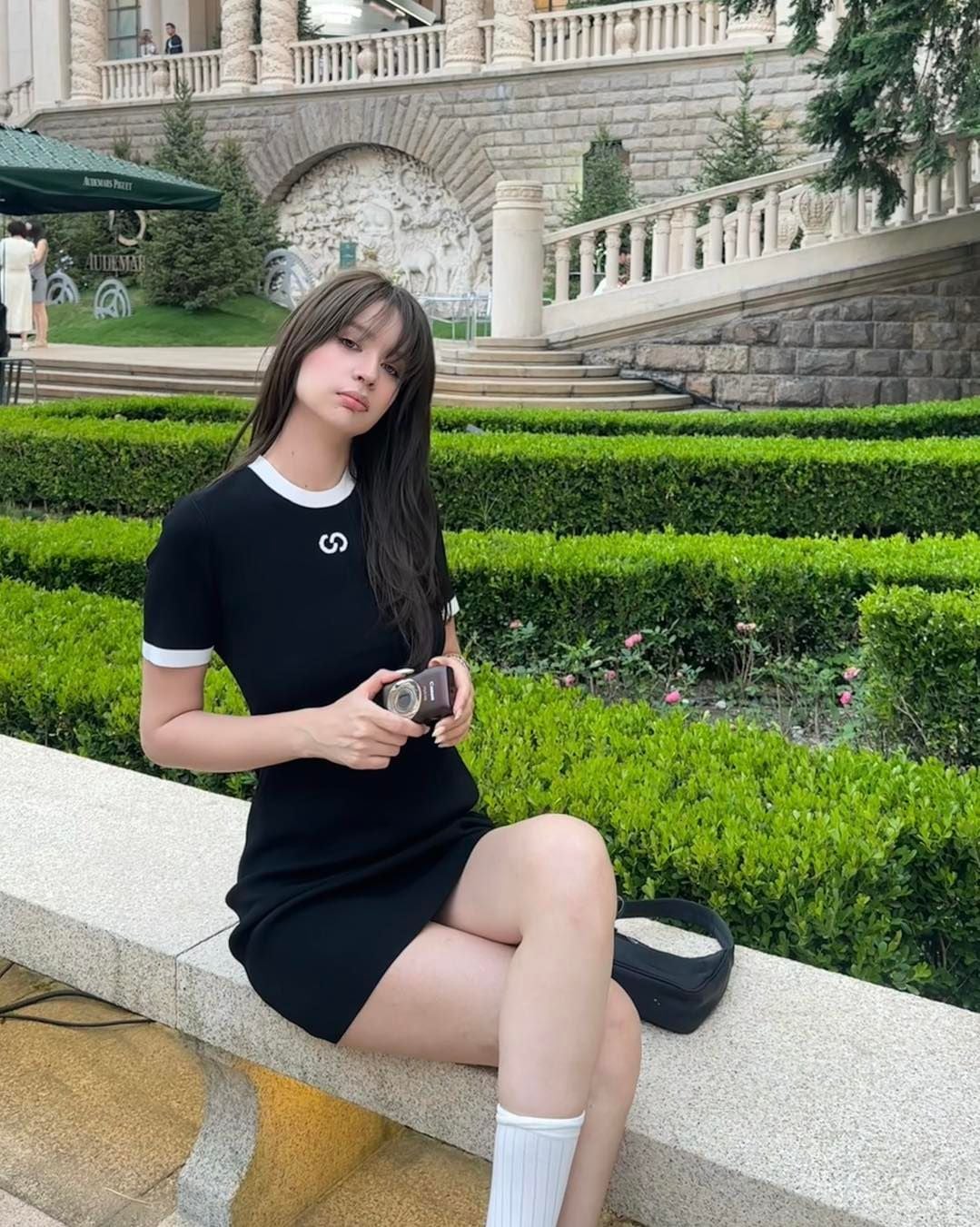  Váy thun gân đen ôm logo ngực 