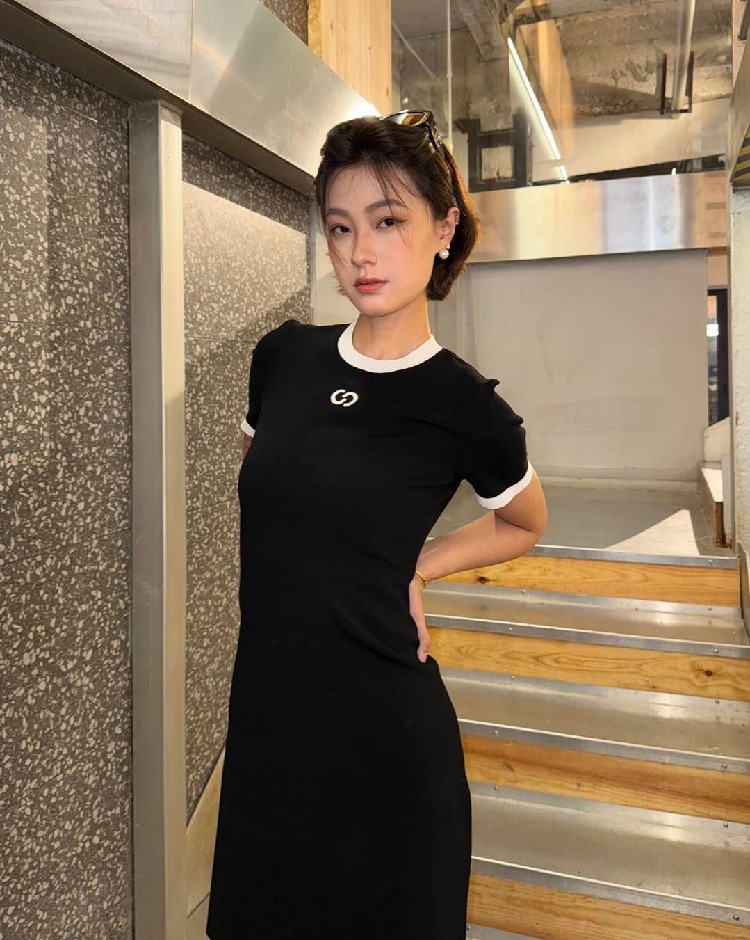  Váy thun gân đen ôm logo ngực 