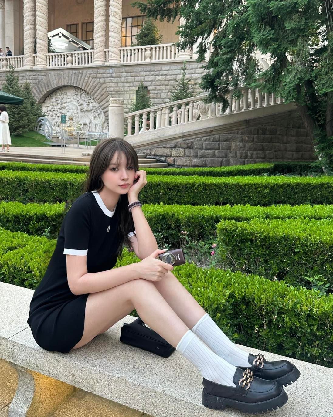  Váy thun gân đen ôm logo ngực 